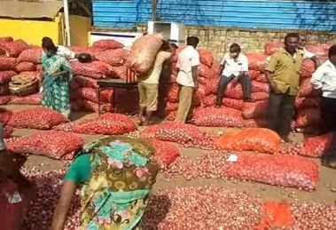 Farmers threatened to cease sending onions to APMC unless they get ₹25 per kg